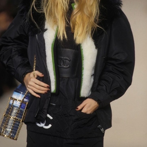 Iconic Chanel Vintage Fall 1994 Gold Metal Chain Black 94A Water Bottle Holder - Picture 14 of 17